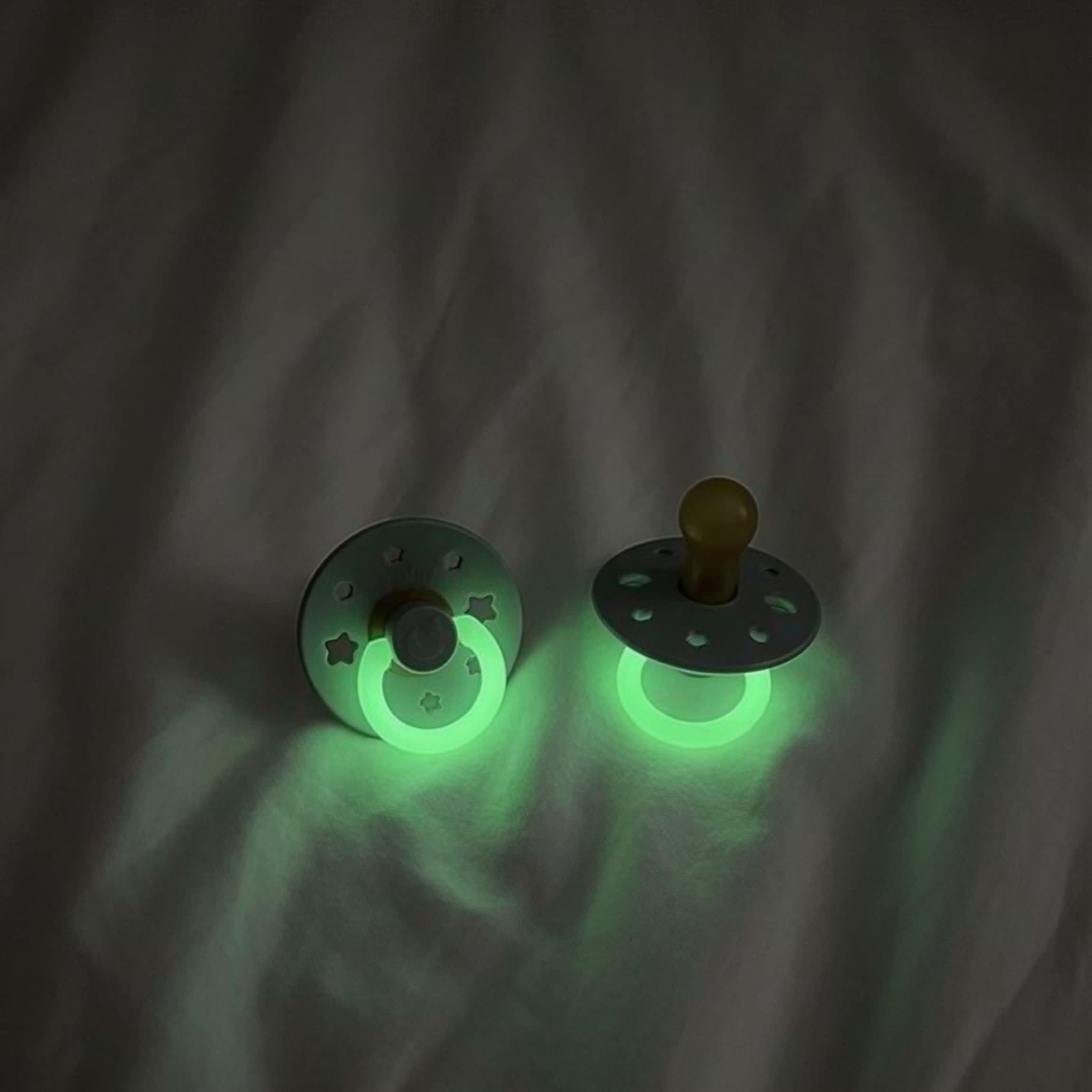 Itzy SootherTM Glow in the Dark Natural Rubber Pacifier – 0-6M - Image 4